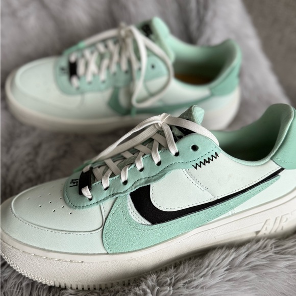 Mint Nike Air Force 1 - Picture 1 of 3